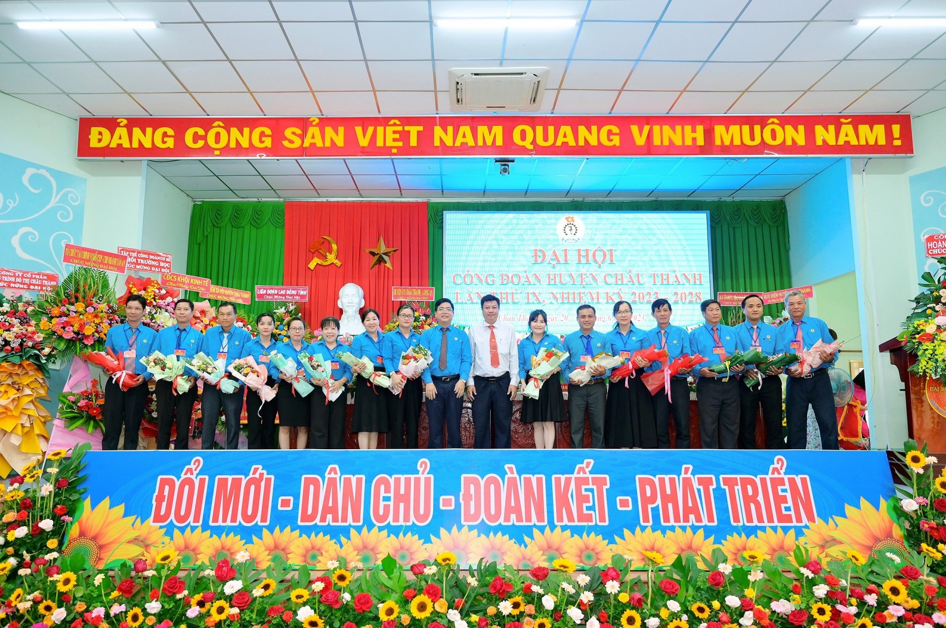 CÔNG ĐOÀN LONG AN HỖ TRỢ NGƯỜI LAO ĐỘNG GHYG  FDEDED FDF