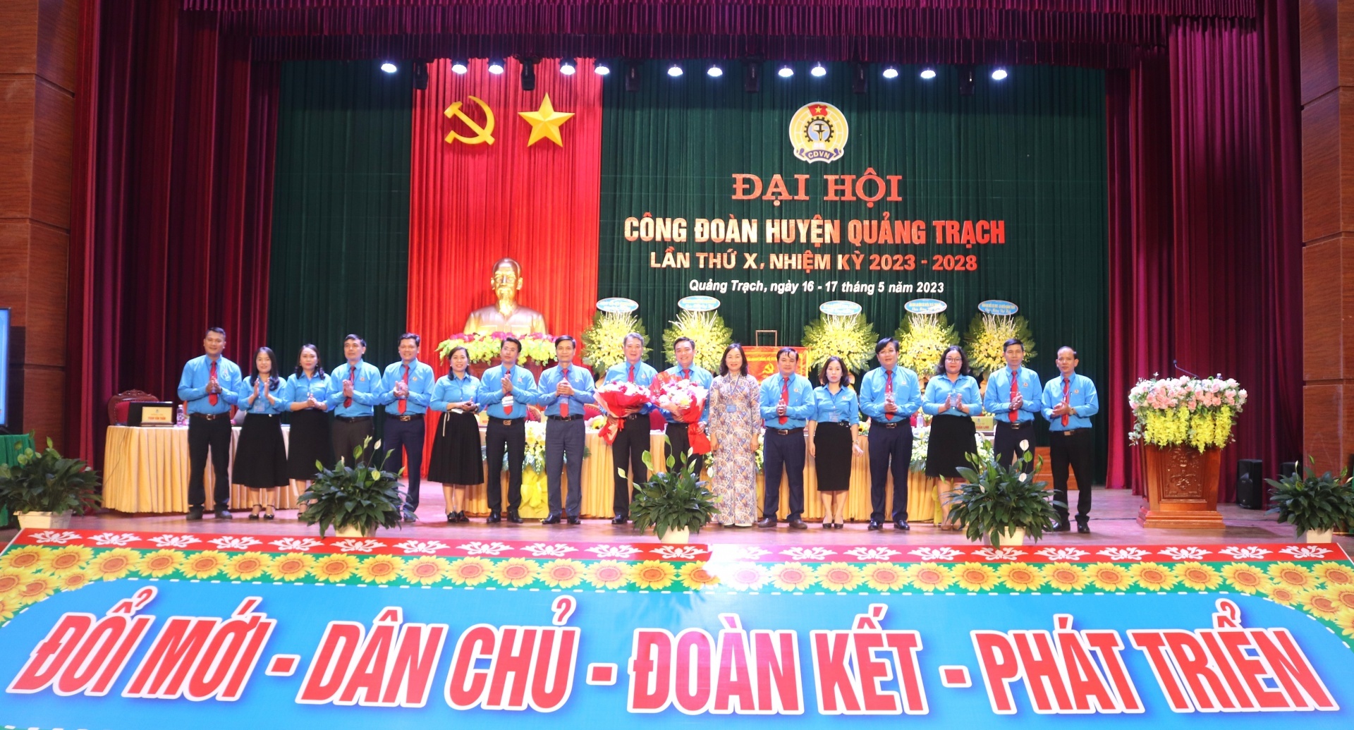 Công đoàn Quảng Bình: Hỗ trợ gần 10 tỉ đồng cho đoàn viên, NLĐ có hoàn cảnh khó khăn Công đoàn Quảng Bình: Hỗ trợ gần 10 tỉ đồng cho đoàn viên, NLĐ có hoàn cảnh khó khăn