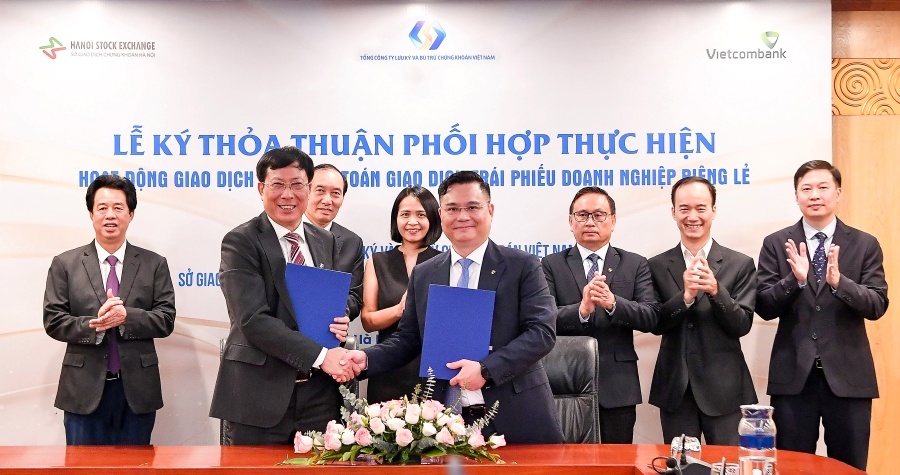 Ông Nguyễn Thanh Tùng – Tổng Giám đốc Vietcombank (bên phải) và ông Dương Văn Thanh – Tổng Giám đốc VSDC ký kết thỏa thuận phối hợp Ông Nguyễn Thanh Tùng – Tổng Giám đốc Vietcombank (bên phải) và ông Dương Văn Thanh – Tổng Giám đốc VSDC ký kết thỏa thuận phối hợp