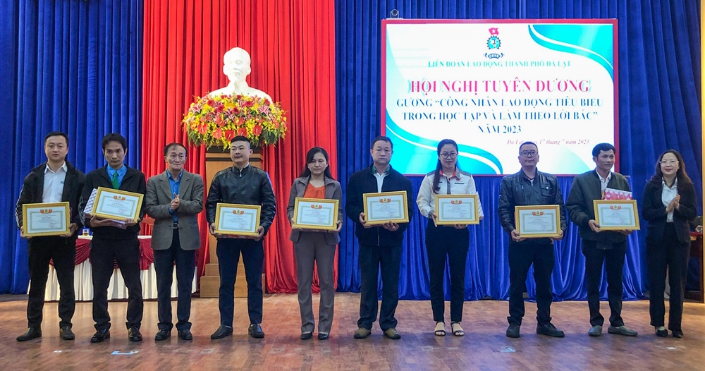Công đoàn thành phố Đà Lạt tuyên dương "Công nhân tiêu biểu làm theo lời Bác" Công đoàn thành phố Đà Lạt tuyên dương "Công nhân tiêu biểu làm theo lời Bác"