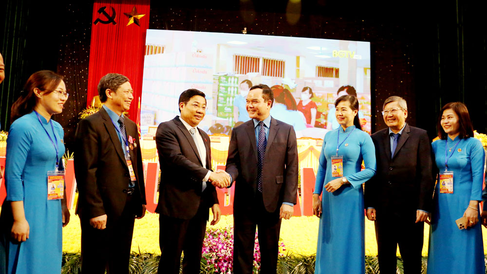 Đồng chí Nguyễn Đình Khang và đồng chí Dương Văn Thái, Bí thư Tỉnh ủy Bắc Giang trò chuyện với đại biểu dự Đại hội.