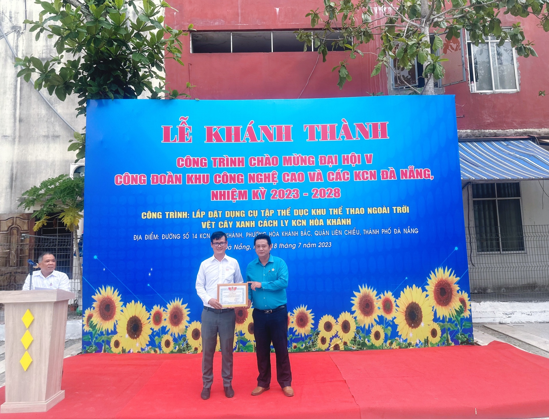 Đồng chí Nguyễn Thành Trung, Chủ tịch Công đoàn Khu Công nghệ cao và các khu công nghiệp Đà Nẵng trao chứng nhận cho Công đoàn Công ty ông ty Phát triển và Khai thác hạ tầng KCN Đà Nẵng. Ảnh: PHAN NGUYÊN