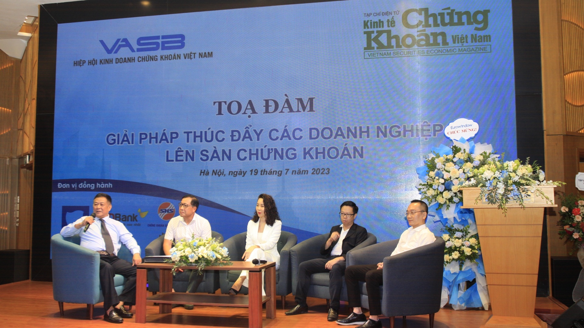 Chấp nhận "phẫu thuật" để sàng lọc, tinh chỉnh thị trường chứng khoán Việt Nam