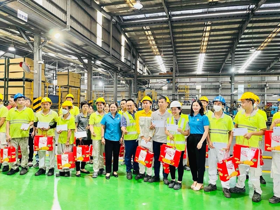 Công đoàn huyện Văn Giang: Tích cực chăm lo đời sống người lao động Công đoàn huyện Văn Giang: Tích cực chăm lo đời sống người lao động