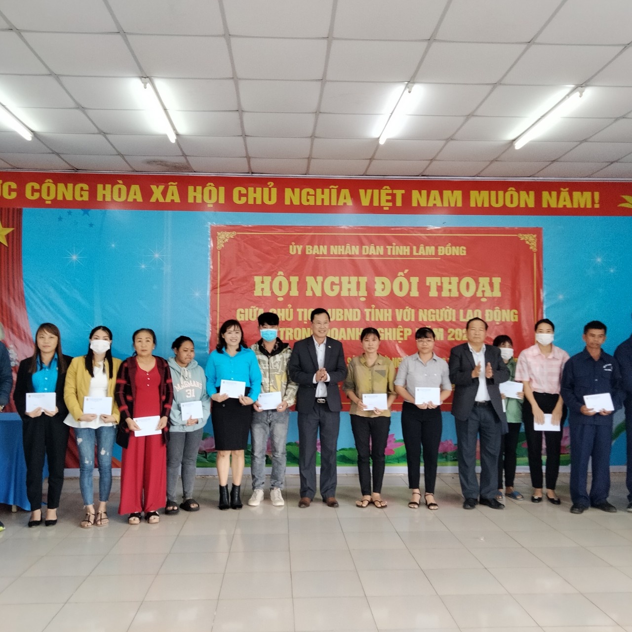 Lãnh đạo tỉnh Lâm Đồng đối thoại với người lao động: Tiếp thu và trả lời thỏa đáng