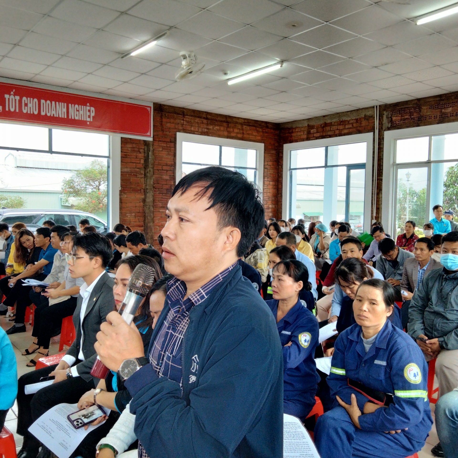 Lãnh đạo tỉnh Lâm Đồng đối thoại với người lao động: Tiếp thu và trả lời thỏa đáng