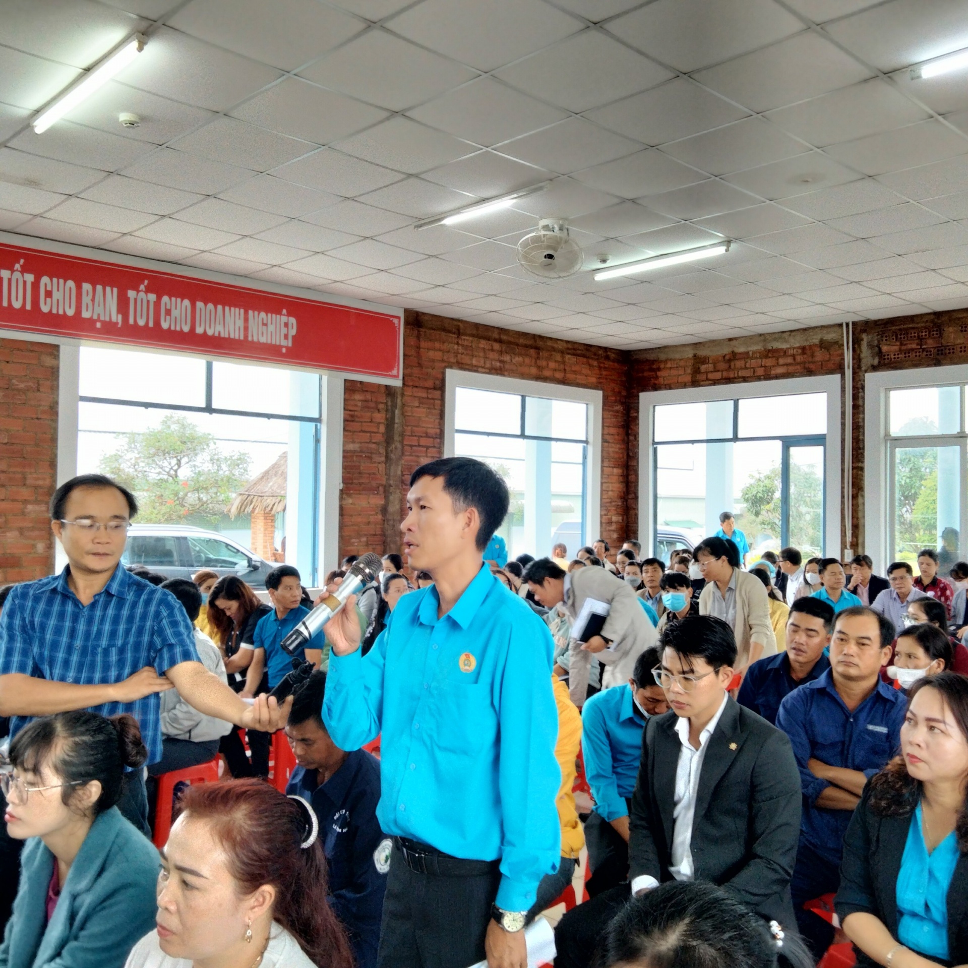 Lãnh đạo tỉnh Lâm Đồng đối thoại với người lao động: Tiếp thu và trả lời thỏa đáng