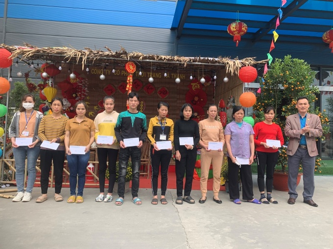 LĐLĐ huyện đã tặng phiếu giảm giá mua hàng cho ĐV, NLĐ có hoàn cảnh khó khăn. Ảnh: ĐVCC