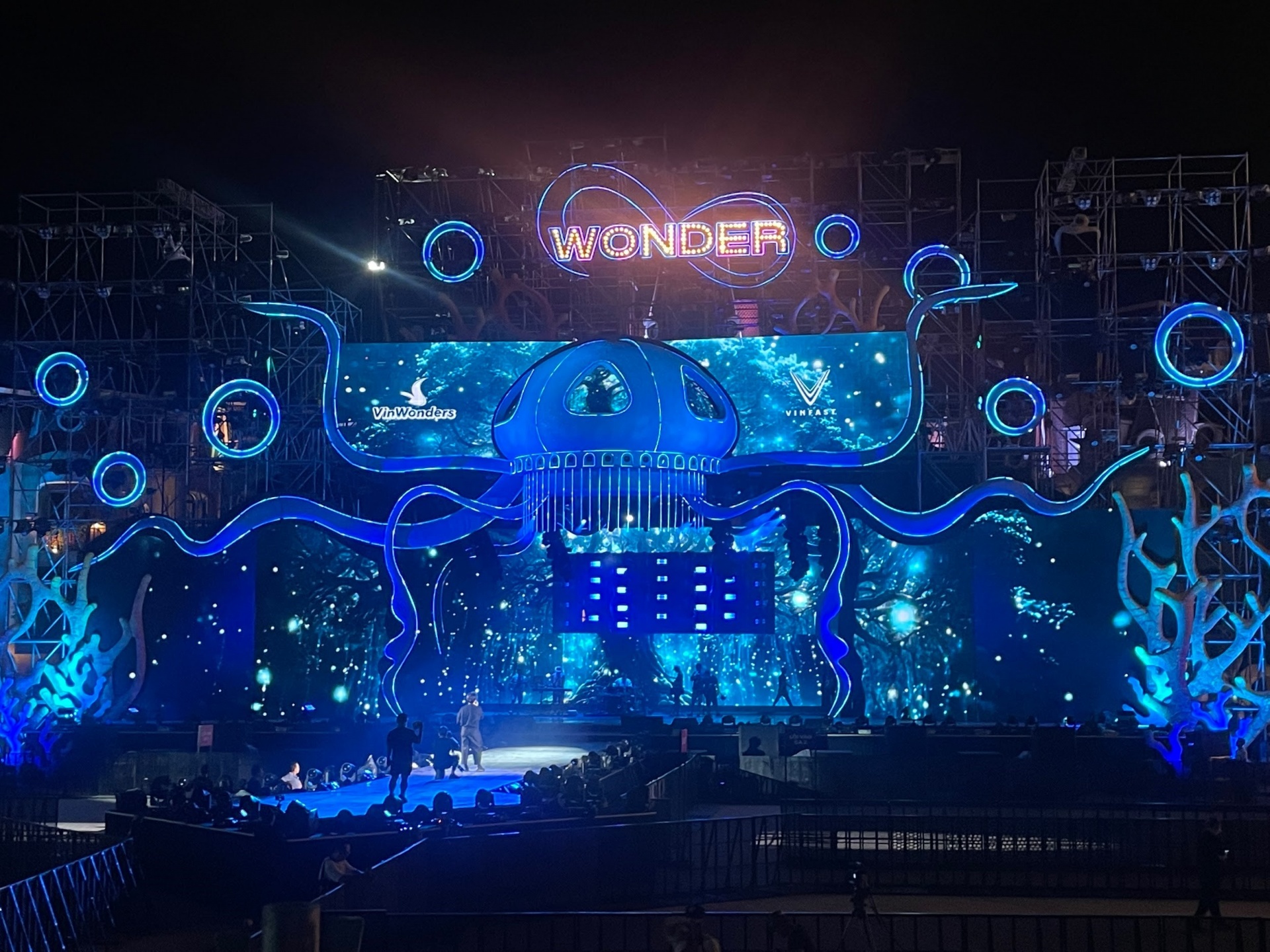 Hé lộ sân khấu tổng duyệt 8Wonder của Charlie Puth và dàn sao Việt trước giờ G