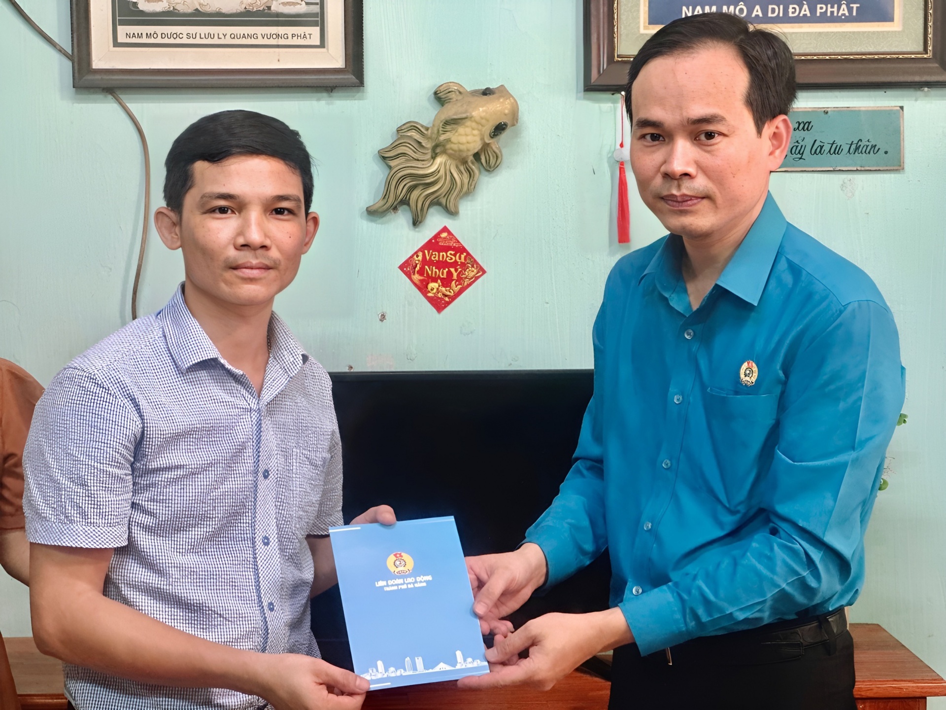 LĐLĐ Đà Nẵng trao 21 suất quà tri ân cán bộ Công đoàn là con Thương binh - Liệt sĩ