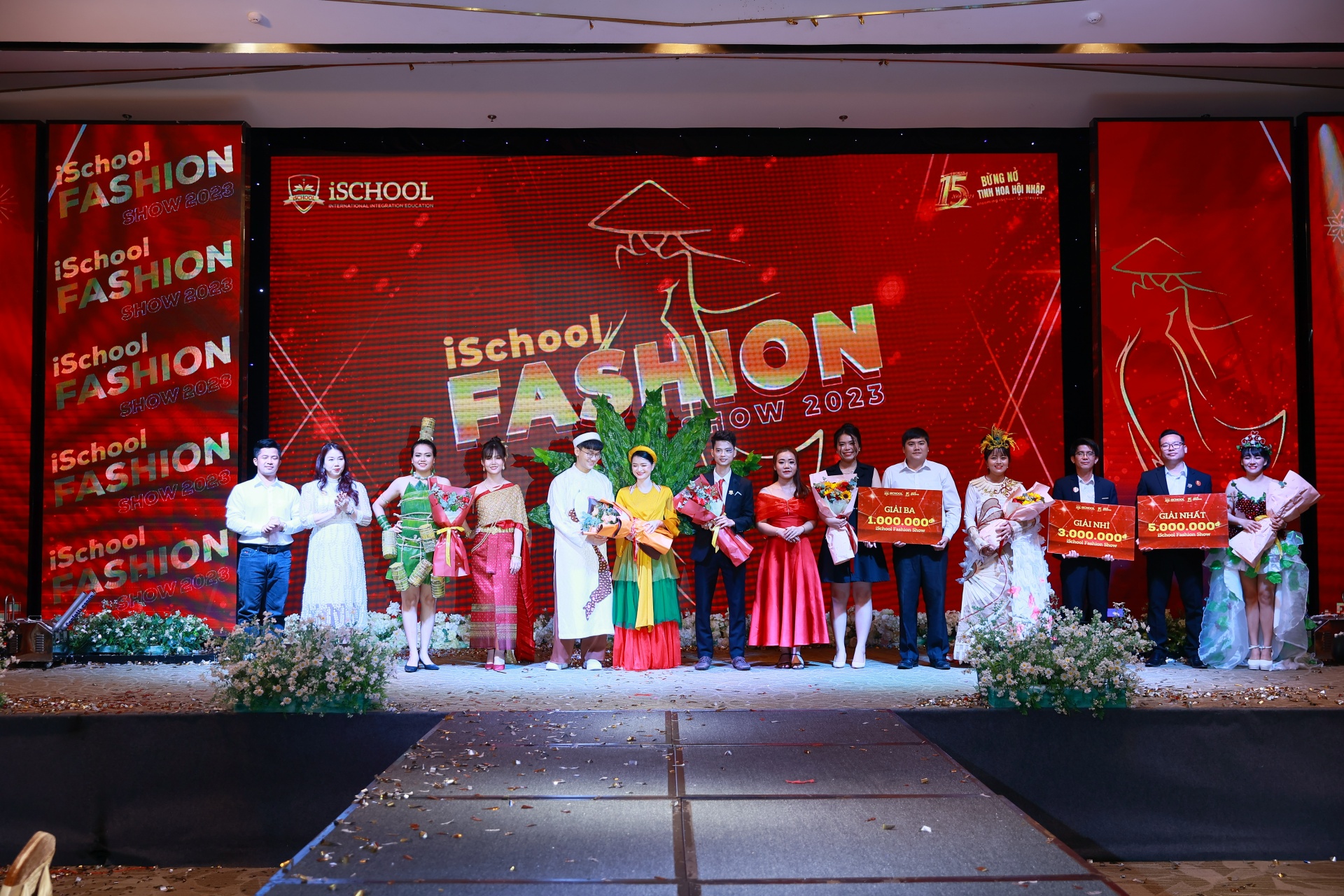 Vinh danh các đội đạt giải. Ảnh: iSchool Vietnam