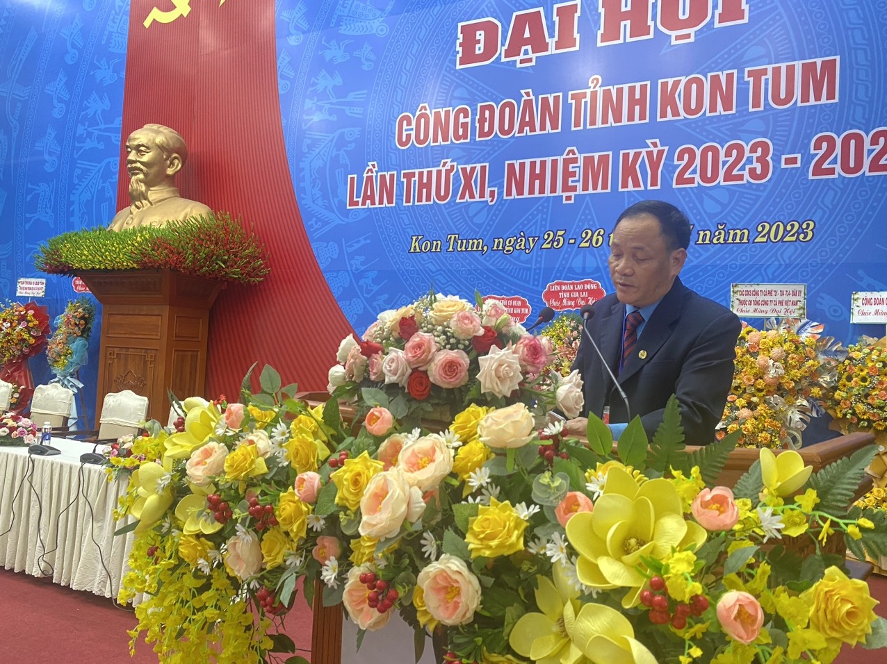 Đồng chí Rơ Chăm Long tái đắc cử Chủ tịch Liên đoàn Lao động tỉnh Kon Tum Đồng chí Rơ Chăm Long tái đắc cử Chủ tịch Liên đoàn Lao động tỉnh Kon Tum