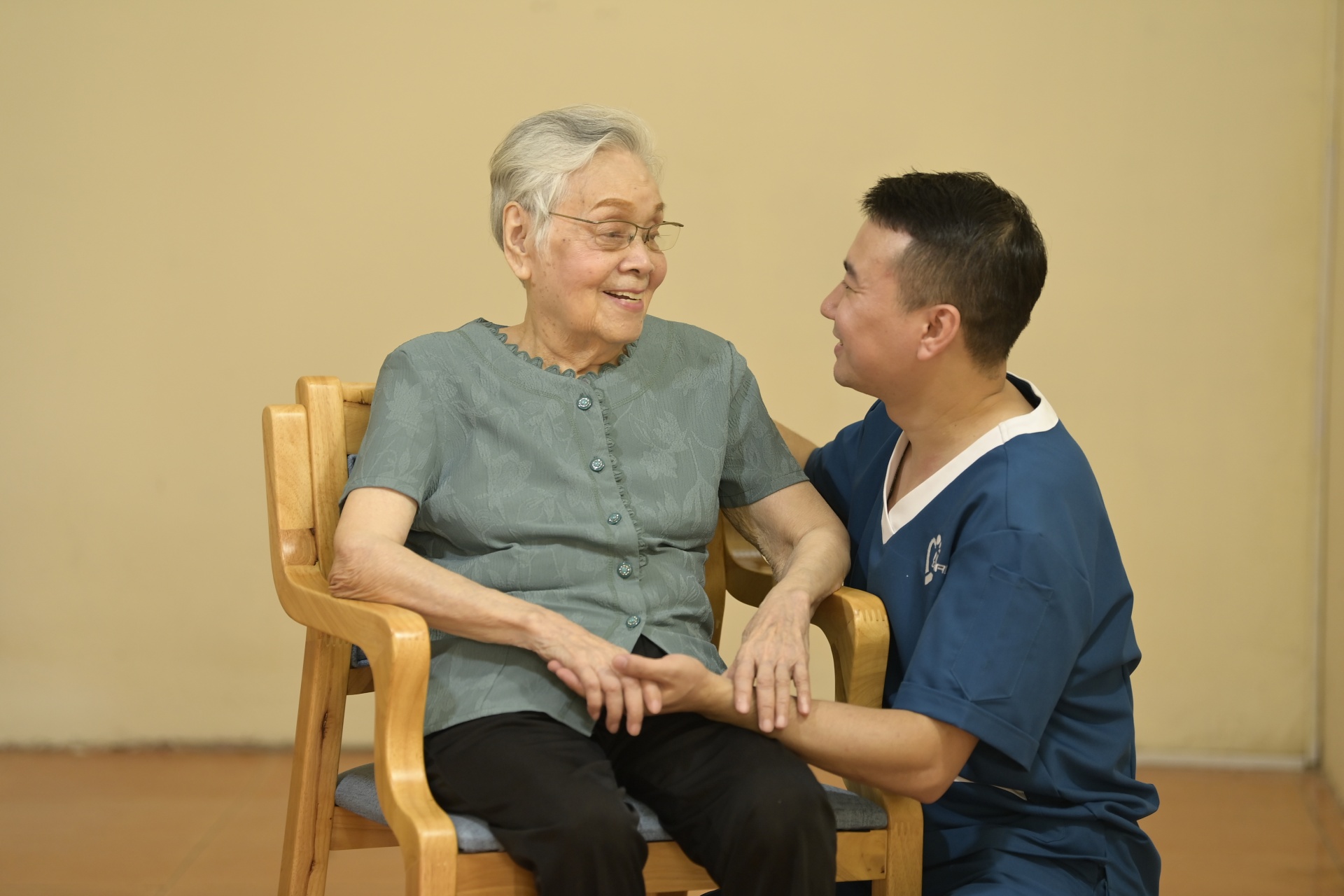 Tuyển dụng điều dưỡng, y tá, y sĩ chăm sóc người cao tuổi, thu nhập từ 8 triệu trở lên Tuyển dụng điều dưỡng, y tá, y sĩ chăm sóc người cao tuổi, thu nhập từ 8 triệu trở lên