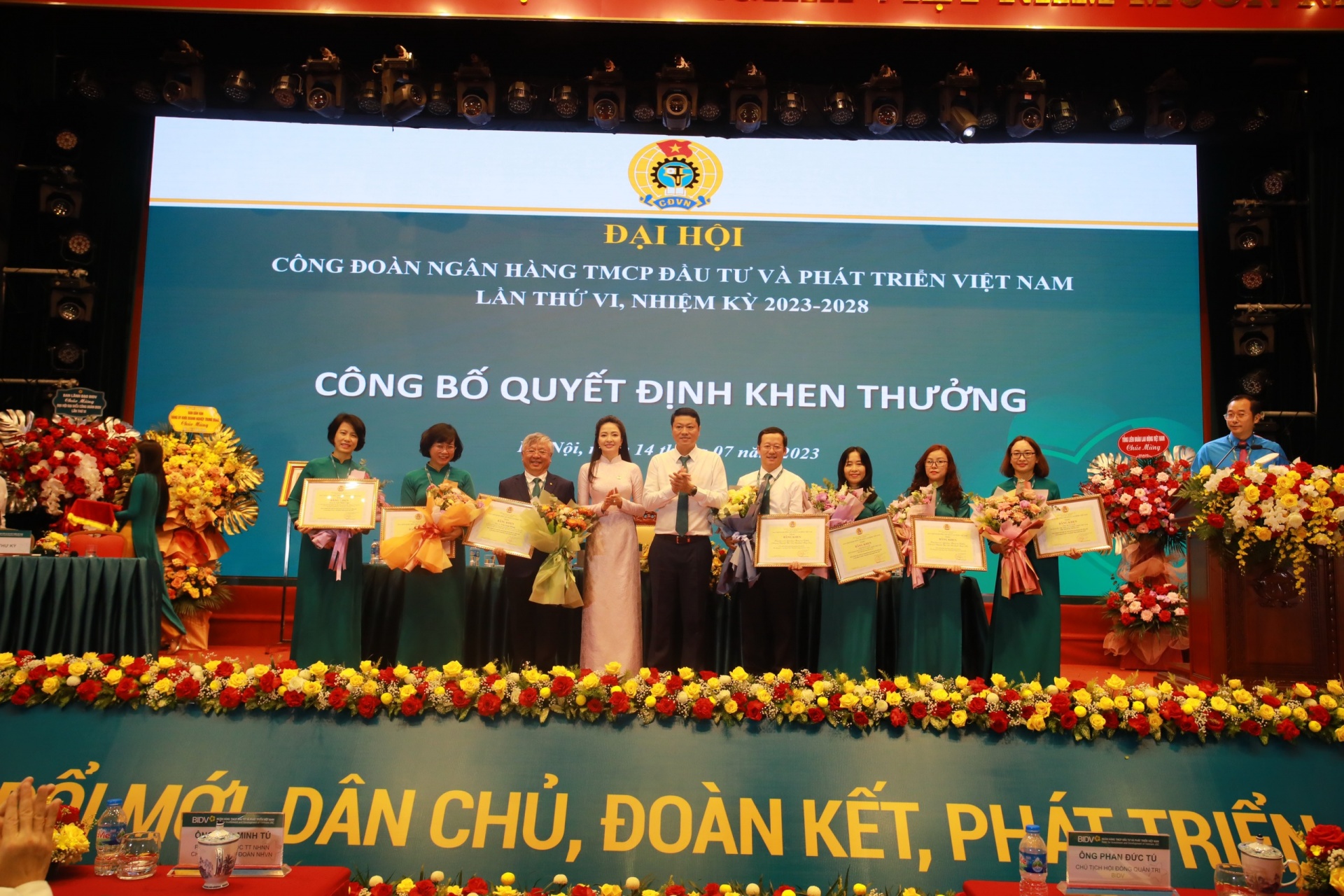 Công bố quyết định khen thưởng tại Đại hội