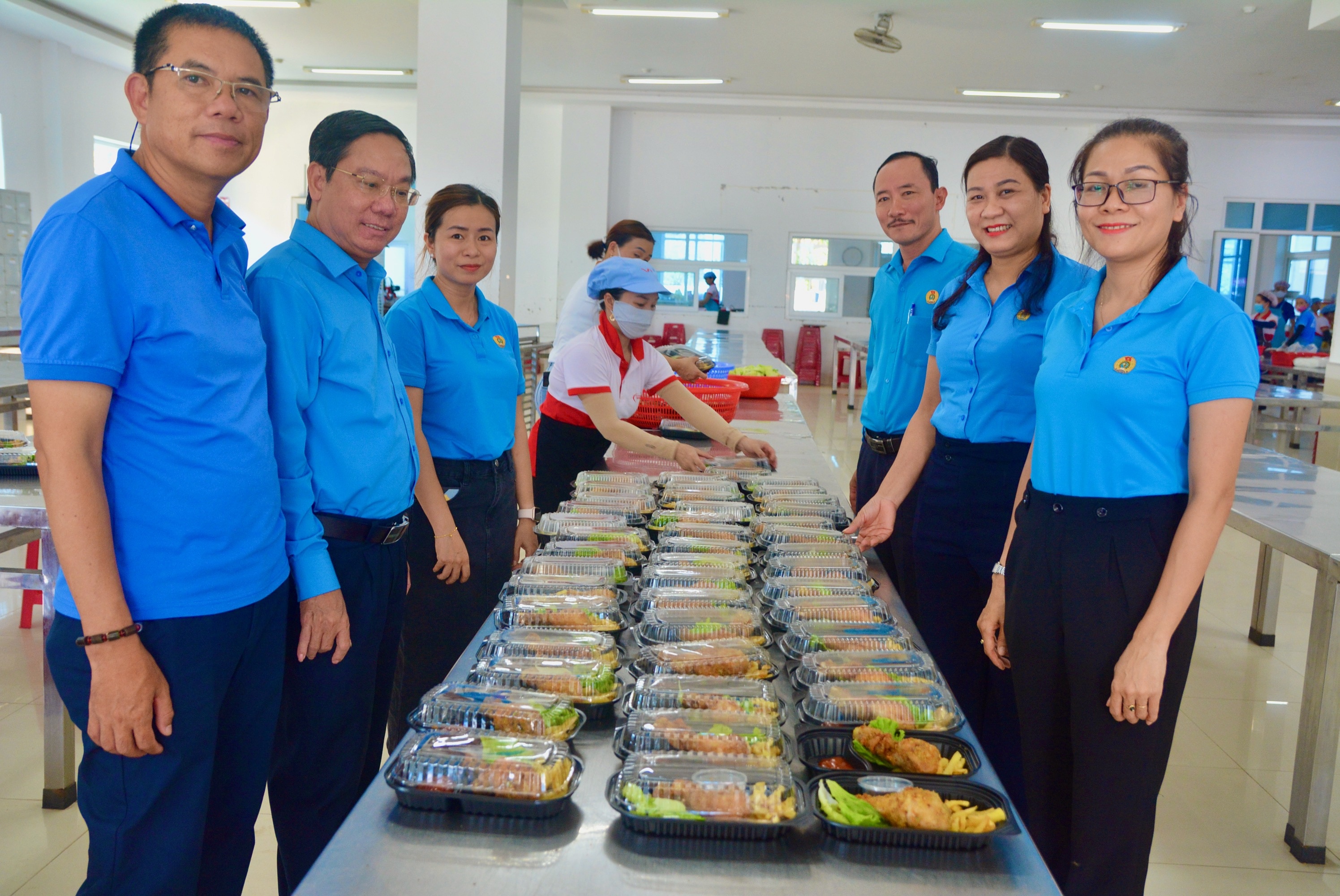 Ấm lòng “Bữa cơm công đoàn” do LĐLĐ Quảng Trị, Tạp chí Lao động và Công đoàn tổ chức Ấm lòng “Bữa cơm công đoàn” do LĐLĐ Quảng Trị, Tạp chí Lao động và Công đoàn tổ chức