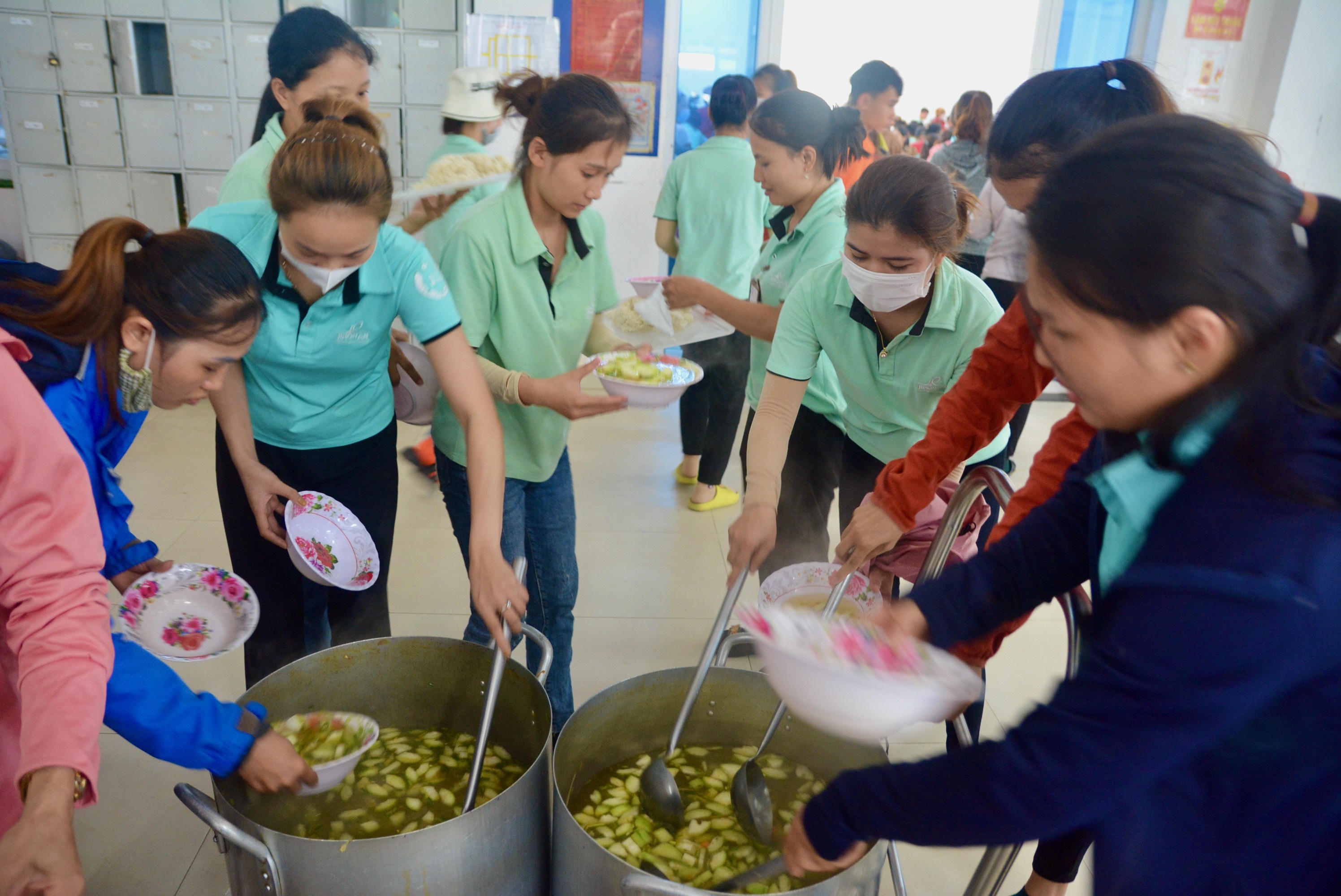 Ấm lòng “Bữa cơm công đoàn” do LĐLĐ Quảng Trị, Tạp chí Lao động và Công đoàn tổ chức Ấm lòng “Bữa cơm công đoàn” do LĐLĐ Quảng Trị, Tạp chí Lao động và Công đoàn tổ chức