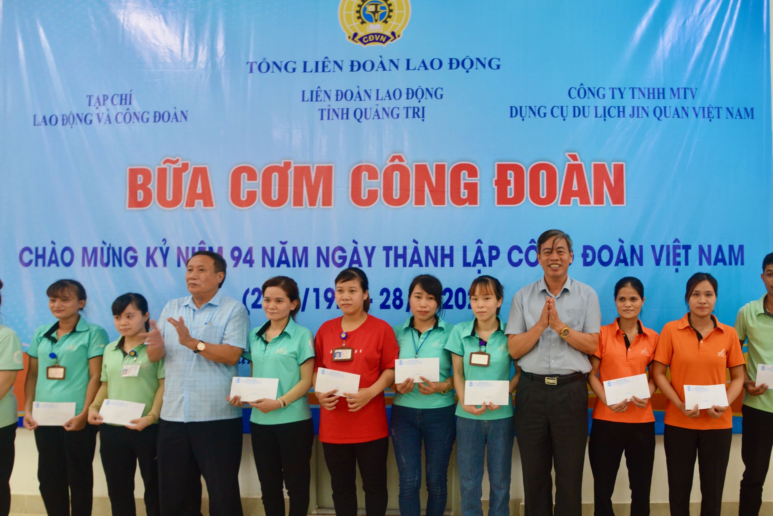 Ấm lòng “Bữa cơm công đoàn” do LĐLĐ Quảng Trị, Tạp chí Lao động và Công đoàn tổ chức Ấm lòng “Bữa cơm công đoàn” do LĐLĐ Quảng Trị, Tạp chí Lao động và Công đoàn tổ chức