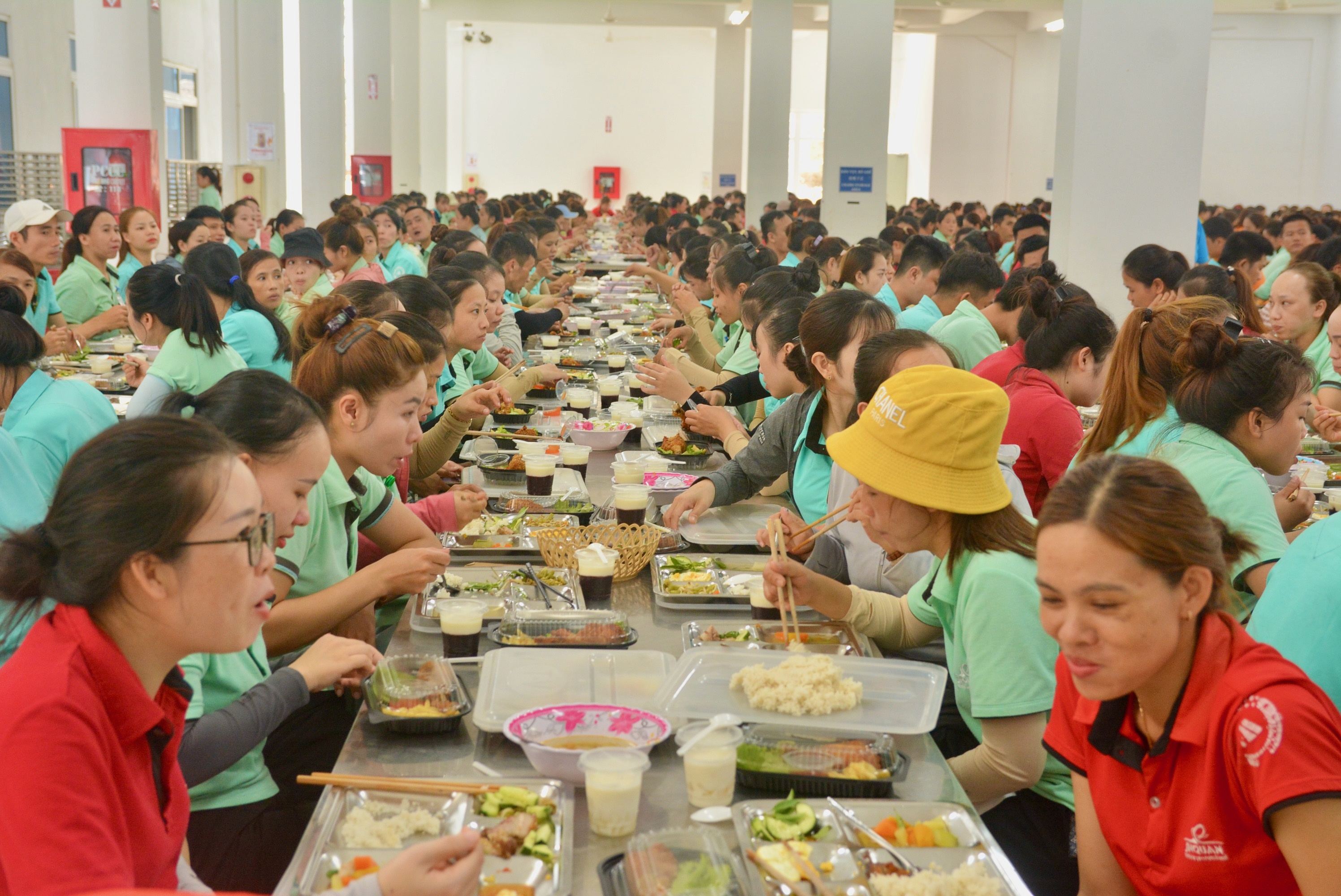 Ấm lòng “Bữa cơm công đoàn” do LĐLĐ Quảng Trị, Tạp chí Lao động và Công đoàn tổ chức Ấm lòng “Bữa cơm công đoàn” do LĐLĐ Quảng Trị, Tạp chí Lao động và Công đoàn tổ chức