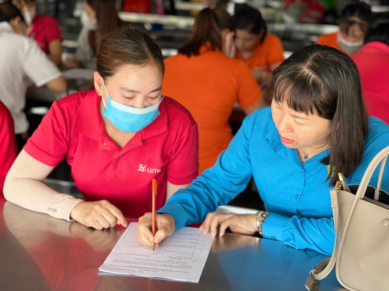 “Muôn nẻo yêu thương”: Những câu chuyện về nữ CNVCLĐ xây dựng gia đình hạnh phúc