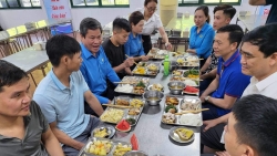 Đĩa thịt gà luộc và bữa cơm công đoàn