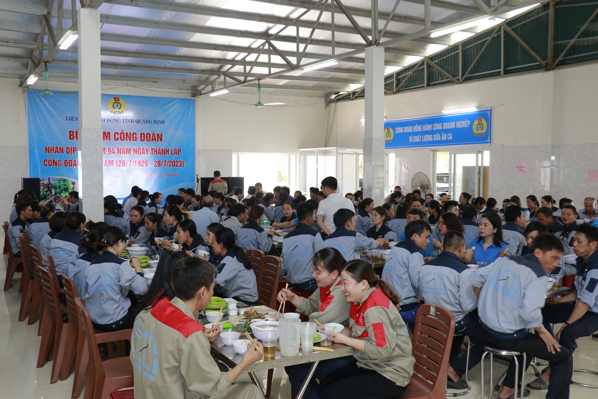 Bữa cơm ca mang dấu ấn công đoàn Bữa cơm ca mang dấu ấn công đoàn