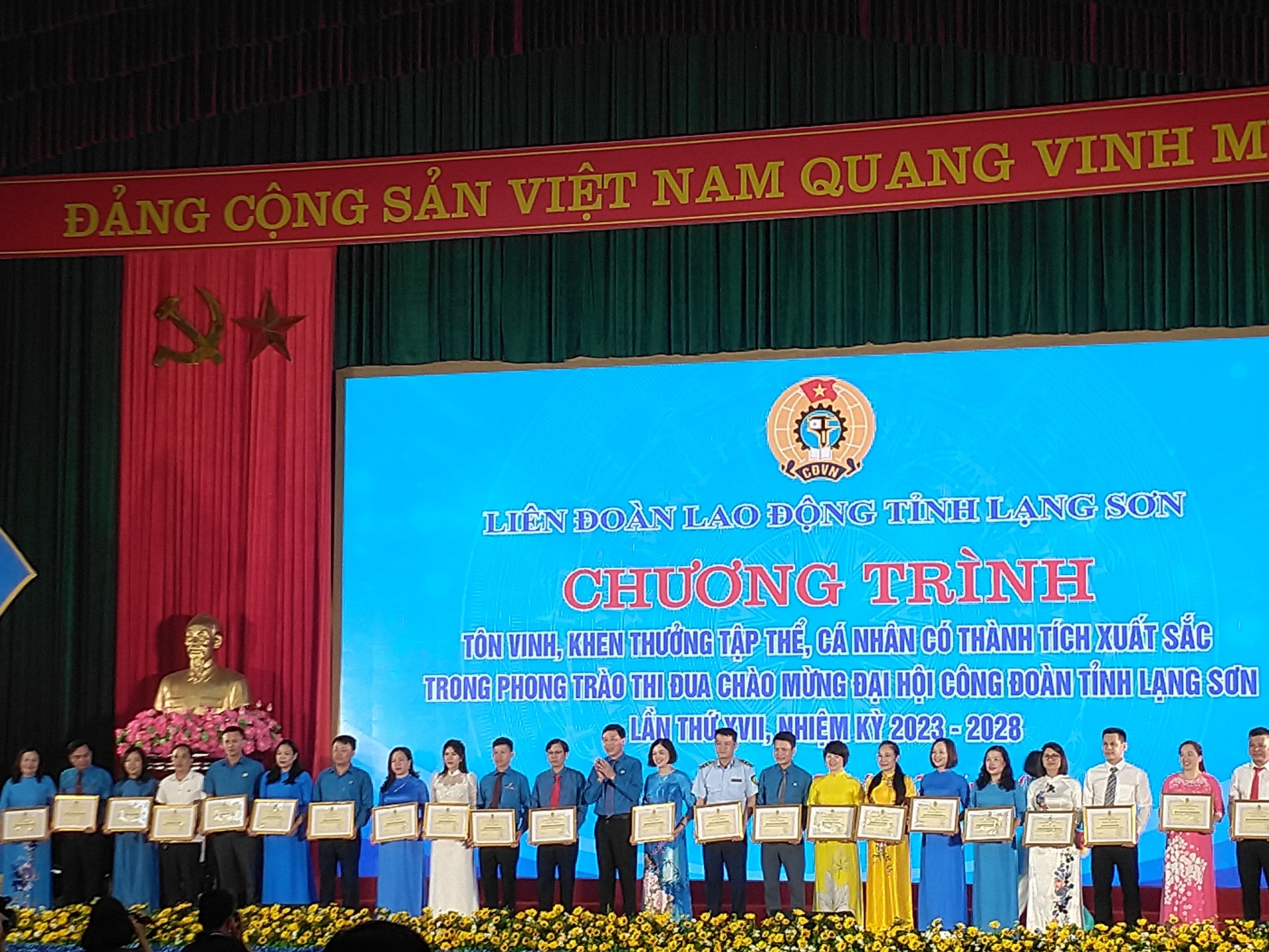 Xác định nội dung trọng tâm để tập trung chỉ đạo, đề ra giải pháp thực hiện Xác định nội dung trọng tâm để tập trung chỉ đạo, đề ra giải pháp thực hiện