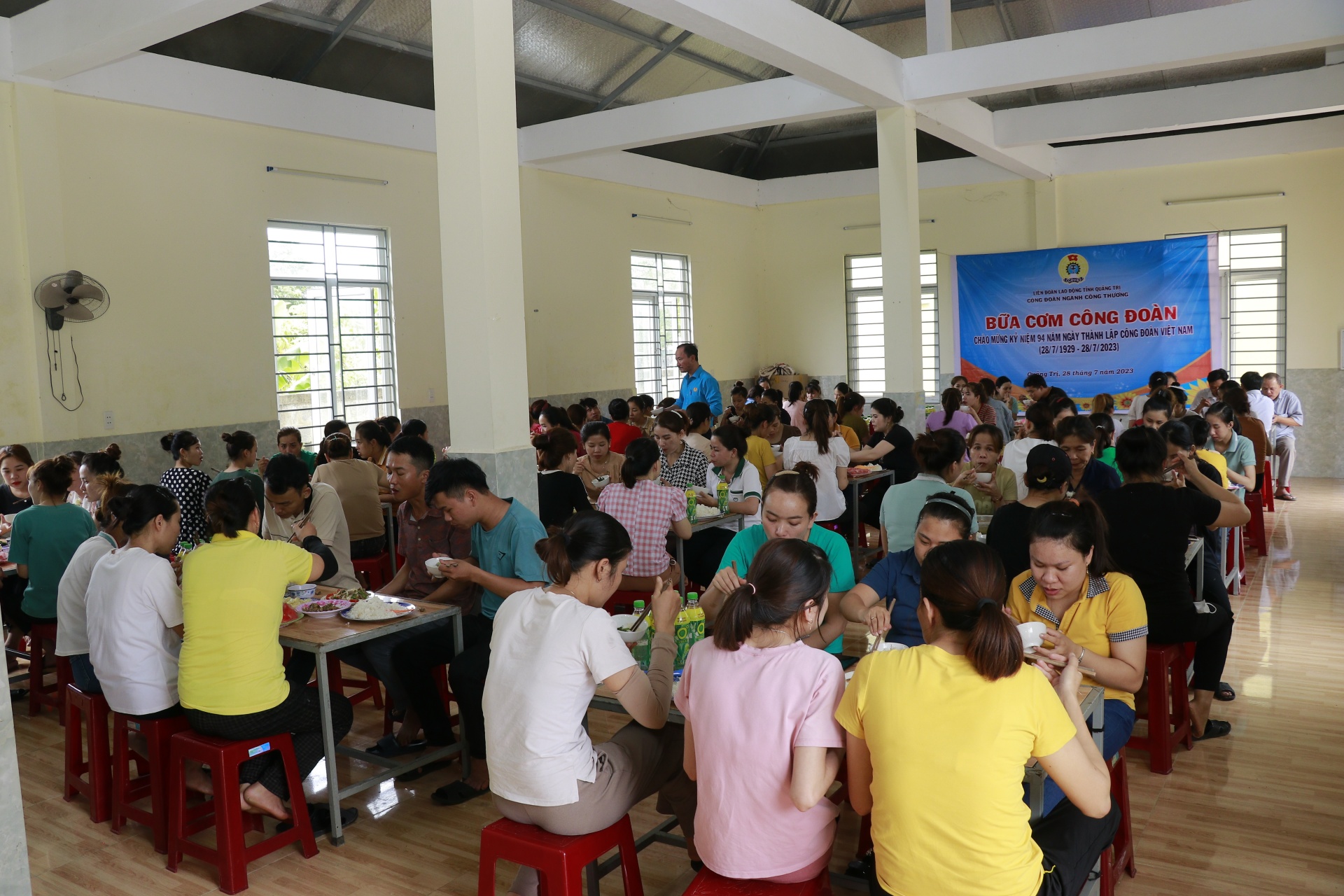 Công đoàn ngành Công Thương tỉnh Quảng Trị tổ chức “Bữa cơm Công đoàn”: Ấm áp, gắn kết Công đoàn ngành Công Thương tỉnh Quảng Trị tổ chức “Bữa cơm Công đoàn”: Ấm áp, gắn kết