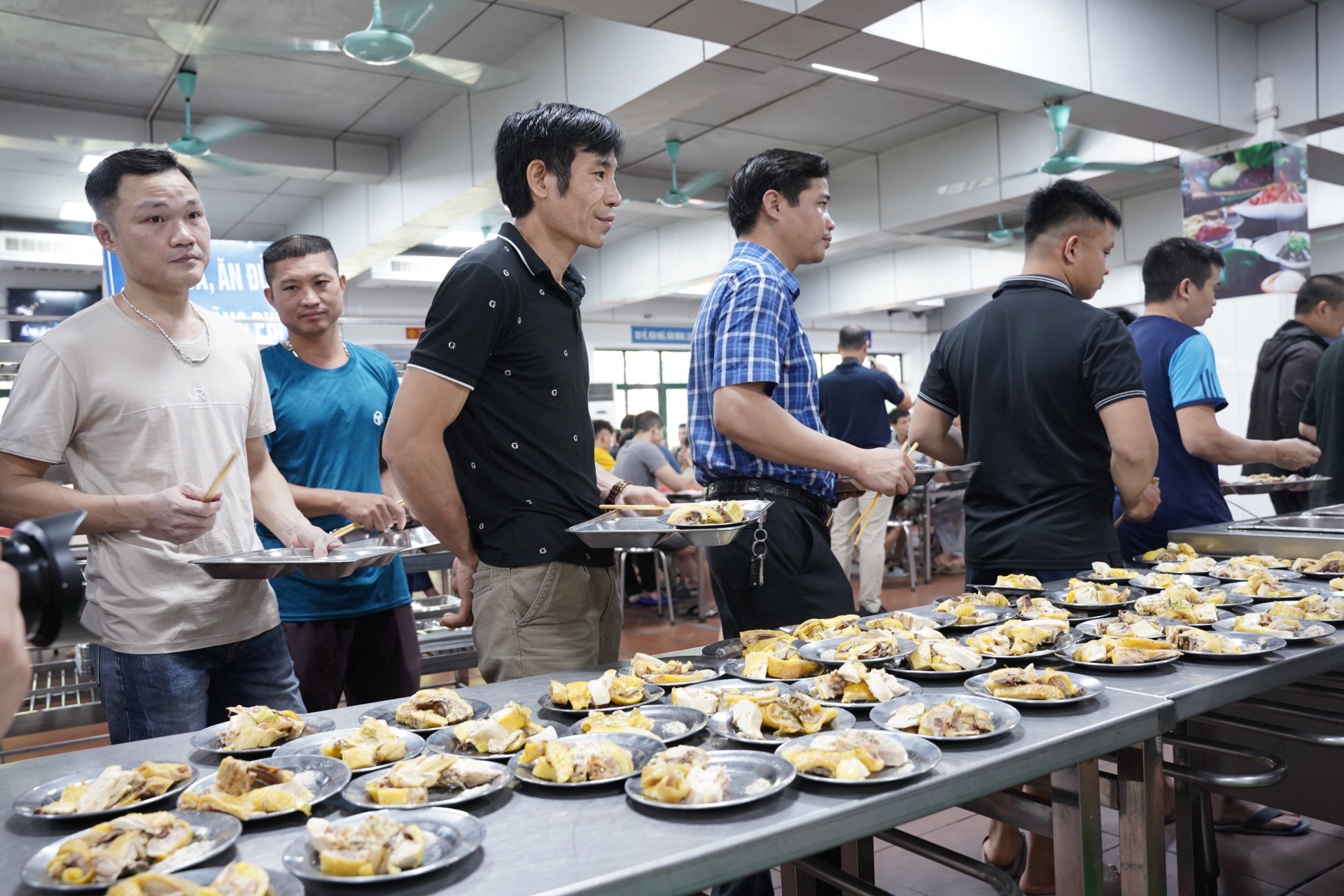 undefined Bữa cơm đậm thuần Việt, đậm chất Công đoàn ở "gia đình" Công ty CP than Vàng Danh