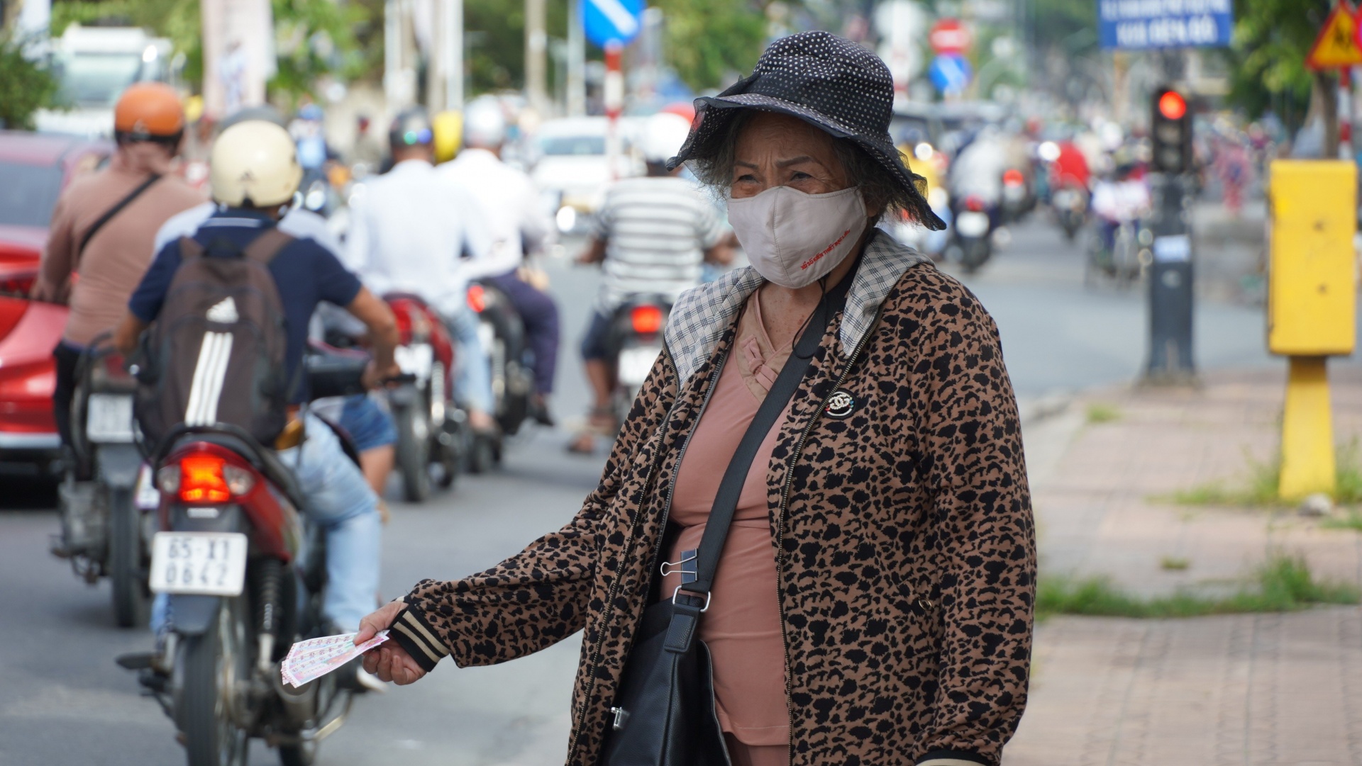 Bài 1: Bên này “cười nụ”, bên kia “khóc oà” Bài 1: Bên này “cười nụ”, bên kia “khóc oà”