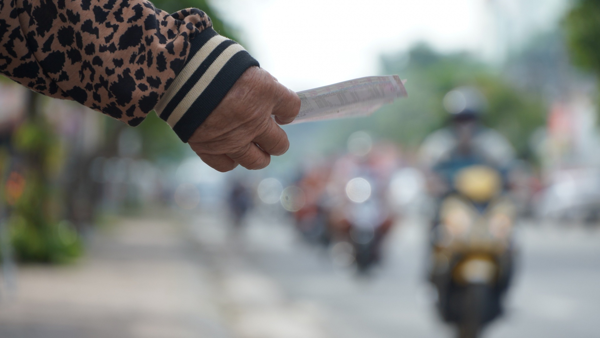 Bài 1: Bên này “cười nụ”, bên kia “khóc oà” Bài 1: Bên này “cười nụ”, bên kia “khóc oà”