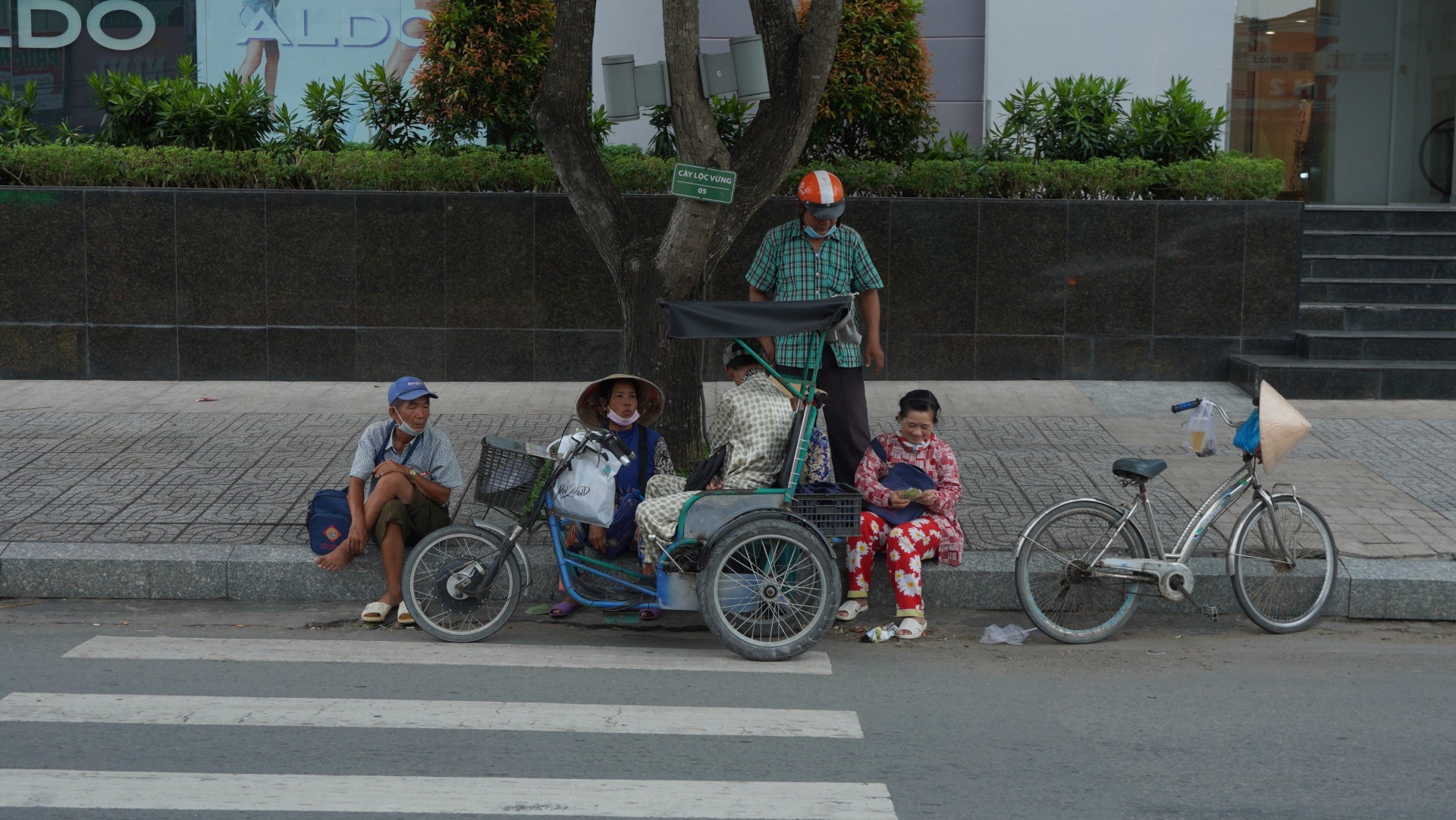 Bài 1: Bên này “cười nụ”, bên kia “khóc oà” Bài 1: Bên này “cười nụ”, bên kia “khóc oà”