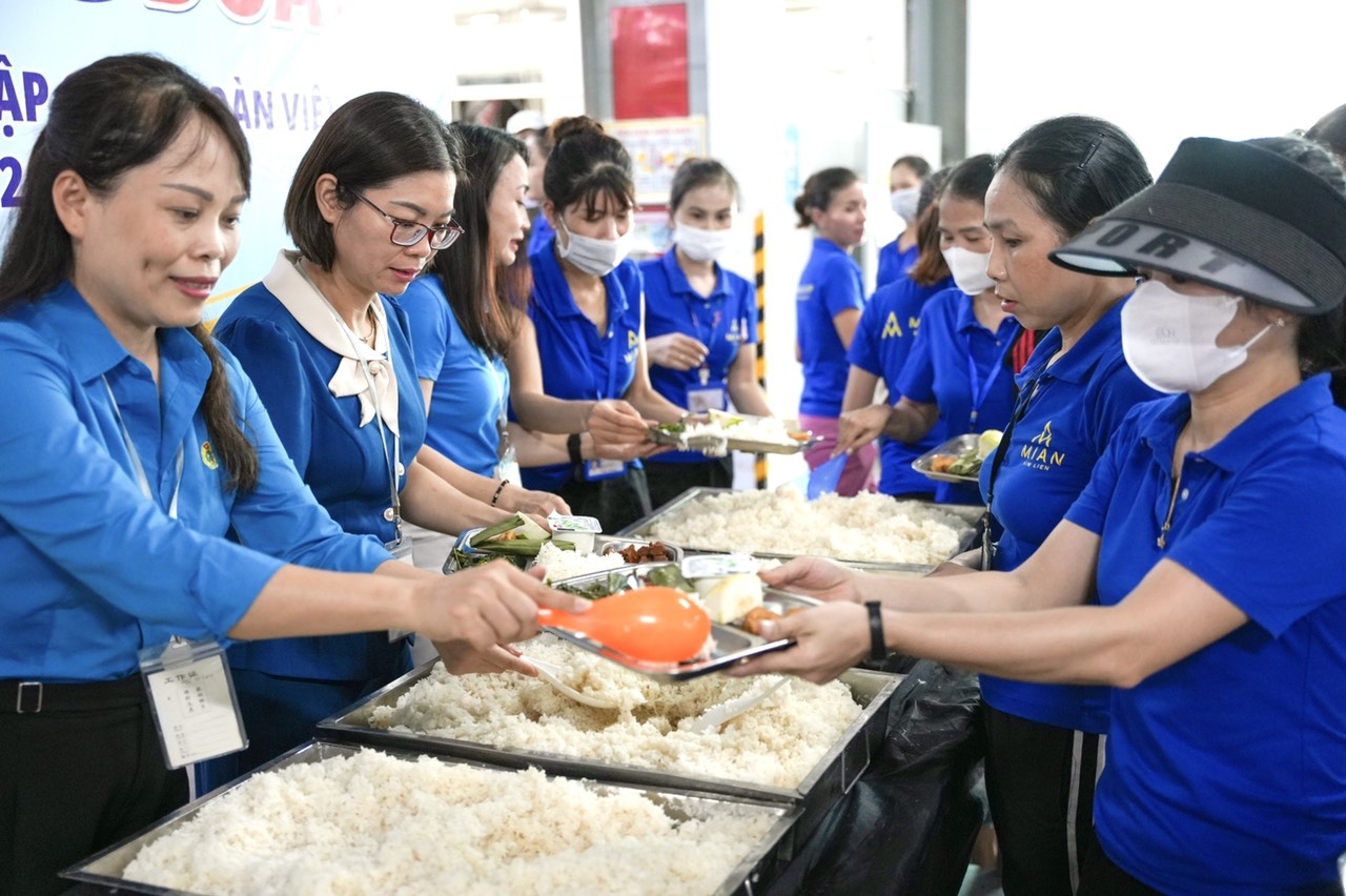 Nghệ An: Công nhân phấn khởi với “Bữa cơm Công đoàn” Nghệ An: Công nhân phấn khởi với “Bữa cơm Công đoàn”