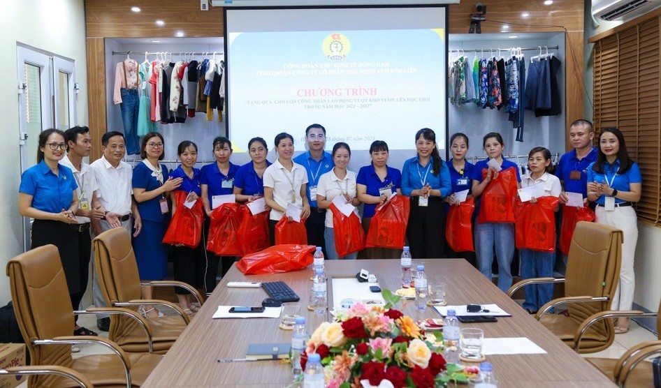 Nghệ An: Công nhân phấn khởi với “Bữa cơm Công đoàn” Nghệ An: Công nhân phấn khởi với “Bữa cơm Công đoàn”