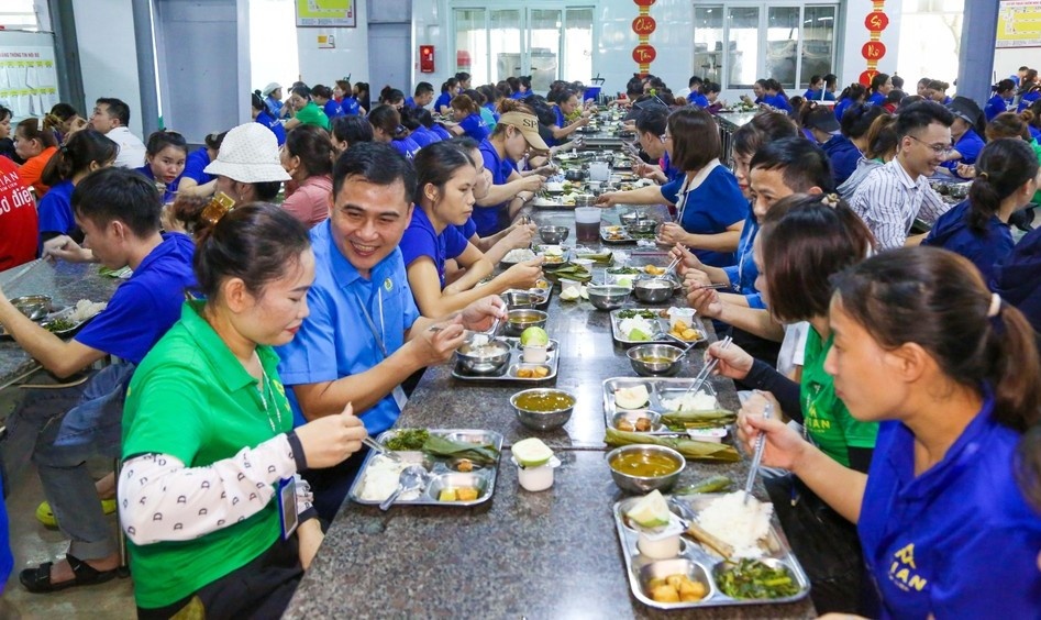 Nghệ An: Công nhân phấn khởi với “Bữa cơm Công đoàn” Nghệ An: Công nhân phấn khởi với “Bữa cơm Công đoàn”
