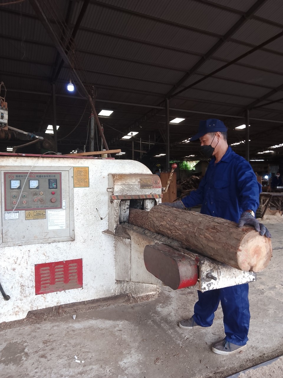 Anh công nhân xẻ gỗ ở Lâm Đồng: “Nhiều sáng kiến cải tiến nhỏ sẽ mang lại giá trị lớn”