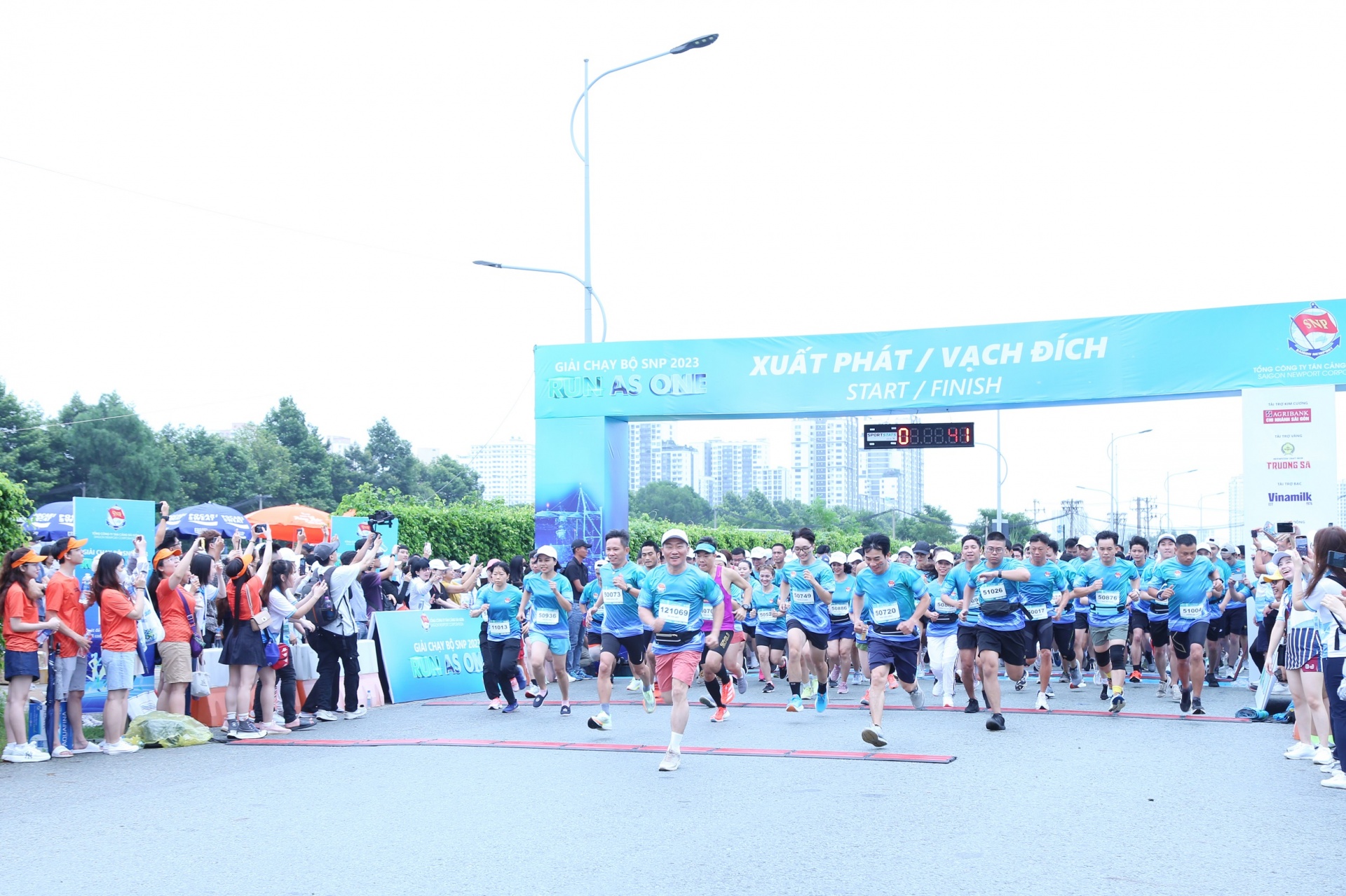 Giải chạy bộ SNP 2023 - Run As One thu hút hơn 1.000 cán bộ, NLD tham gia