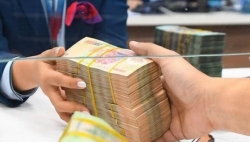 Người dân giảm dần gửi tiền vào ngân hàng do lãi suất đi xuống