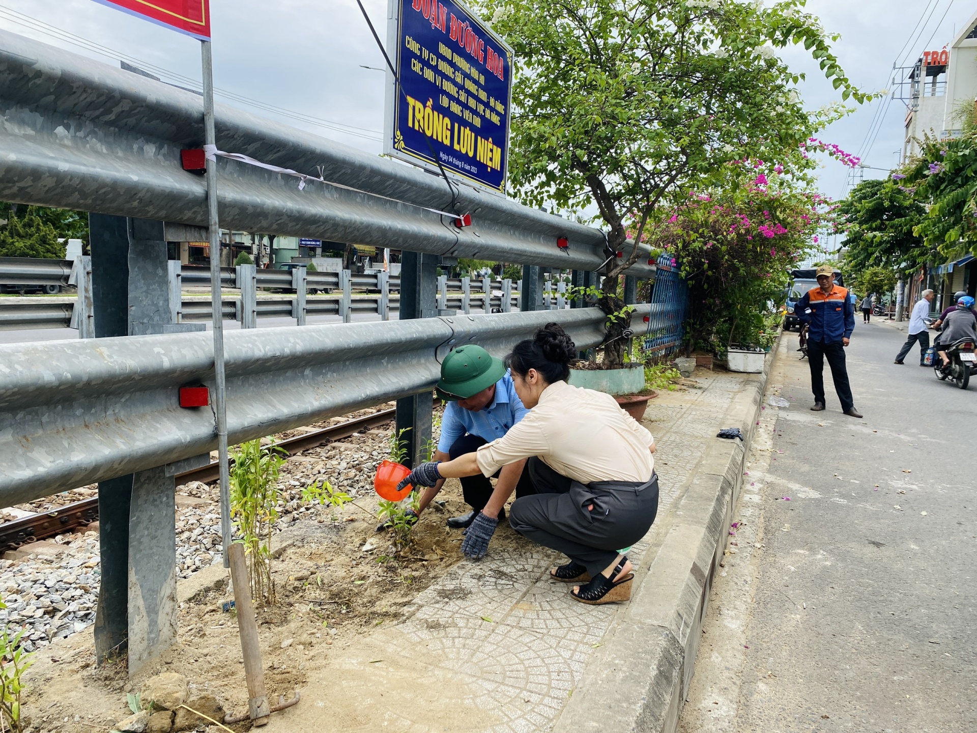Hàng chục công nhân, người lao động ra quân hưởng ứng phong trào “Đường tàu-Đường hoa”