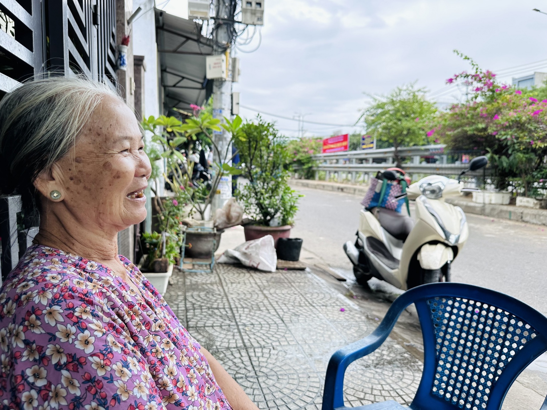 Hàng chục công nhân, người lao động ra quân hưởng ứng phong trào “Đường tàu-Đường hoa”