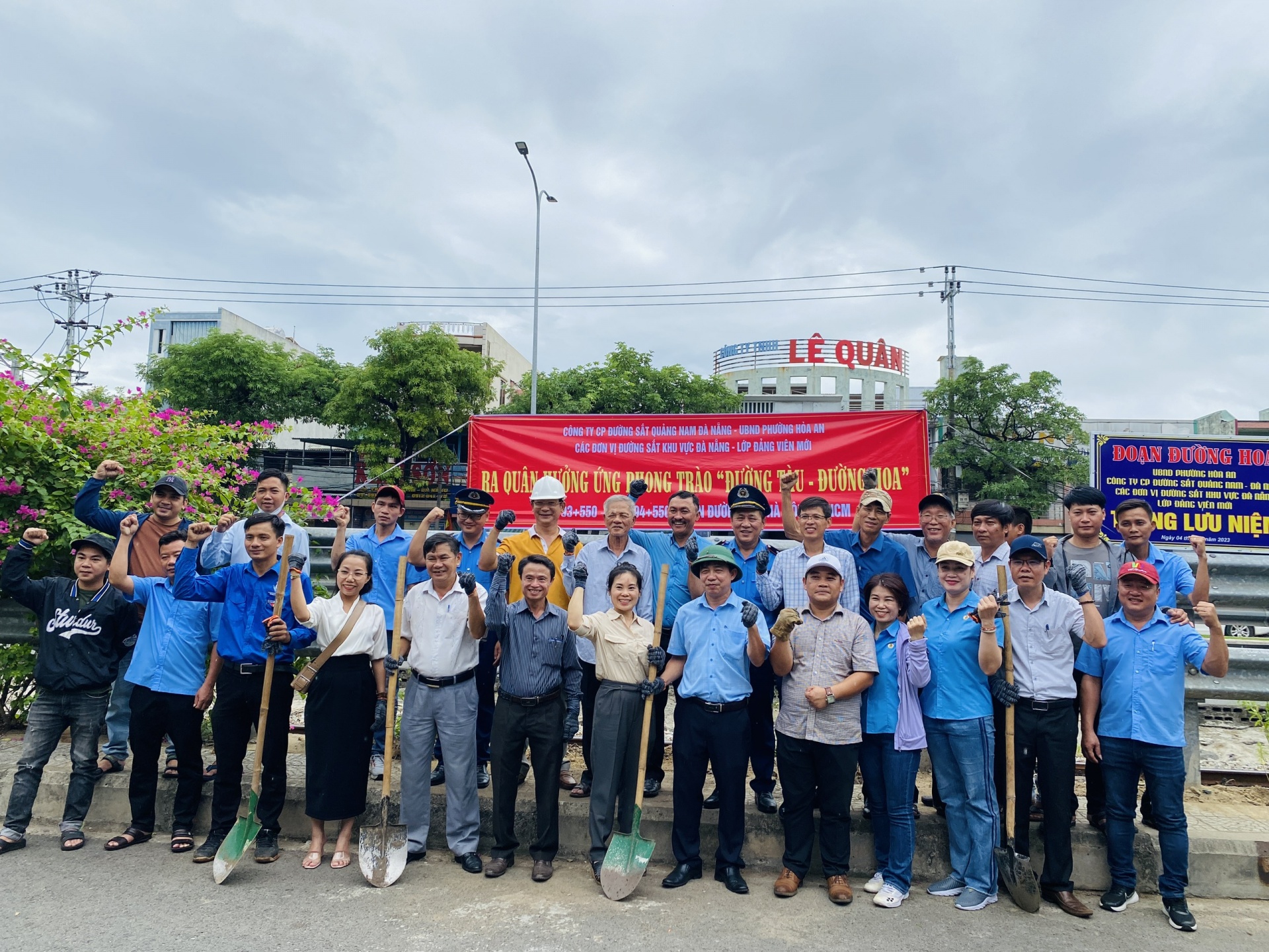 Hàng chục cán bộ, công nhân viên ngành Đường sắt hưởng ứng và ra quân trồng hoa. Ảnh: P.N