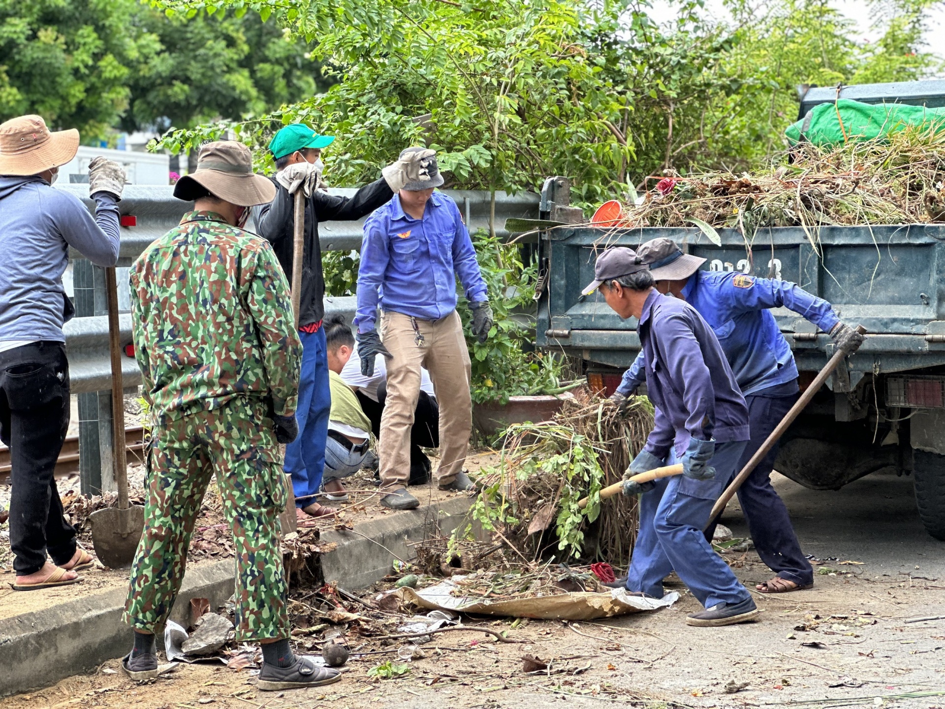 Hàng chục công nhân, người lao động ra quân hưởng ứng phong trào “Đường tàu-Đường hoa”