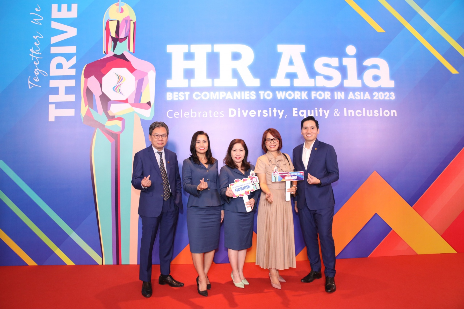 HDBank là ngân hàng duy nhất 6 lần liên tiếp nhận giải “Nơi làm việc tốt nhất Châu Á - Best companies to work for in Asia” và là đơn vị duy nhất được vinh danh “Doanh nghiệp tiên phong chuyển đổi số”. HDBank là ngân hàng duy nhất 6 lần liên tiếp nhận giải “Nơi làm việc tốt nhất Châu Á - Best companies to work for in Asia” và là đơn vị duy nhất được vinh danh “Doanh nghiệp tiên phong chuyển đổi số”.