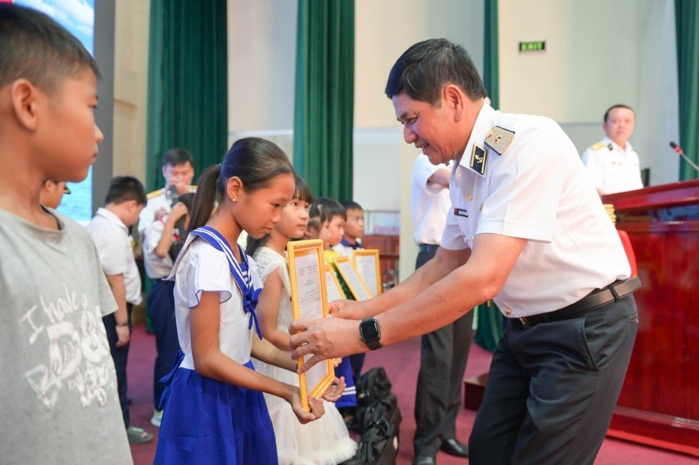 Bộ đội Hải quân: Nhận đỡ đầu con ngư dân 4 tỉnh ven biển miền Trung Bộ đội Hải quân: Nhận đỡ đầu con ngư dân 4 tỉnh ven biển miền Trung