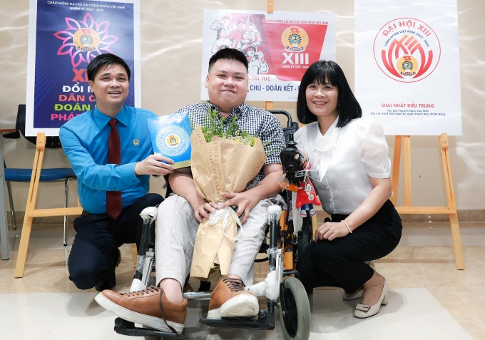 Trao giải và công bố biểu trưng chính thức của Đại hội XIII Công đoàn Việt Nam Trao giải và công bố biểu trưng chính thức của Đại hội XIII Công đoàn Việt Nam