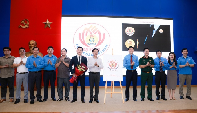 Trao giải và công bố biểu trưng chính thức của Đại hội XIII Công đoàn Việt Nam Trao giải và công bố biểu trưng chính thức của Đại hội XIII Công đoàn Việt Nam