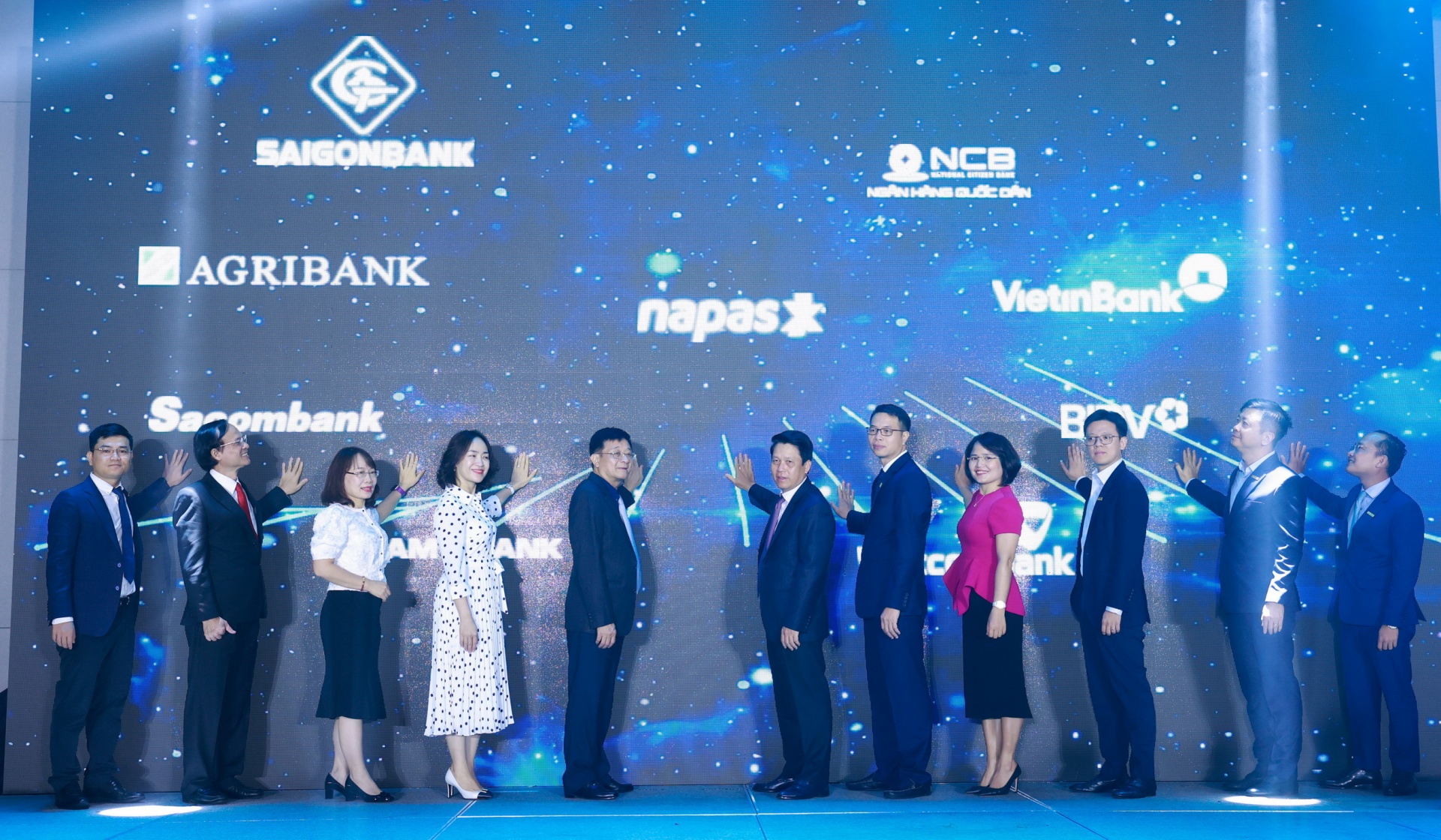 Phó Thống đốc NHNN Phạm Tiến Dũng trải nghiệm dịch vụ VietQRCash tại gian hàng BIDV Phó Thống đốc NHNN Phạm Tiến Dũng trải nghiệm dịch vụ VietQRCash tại gian hàng BIDV