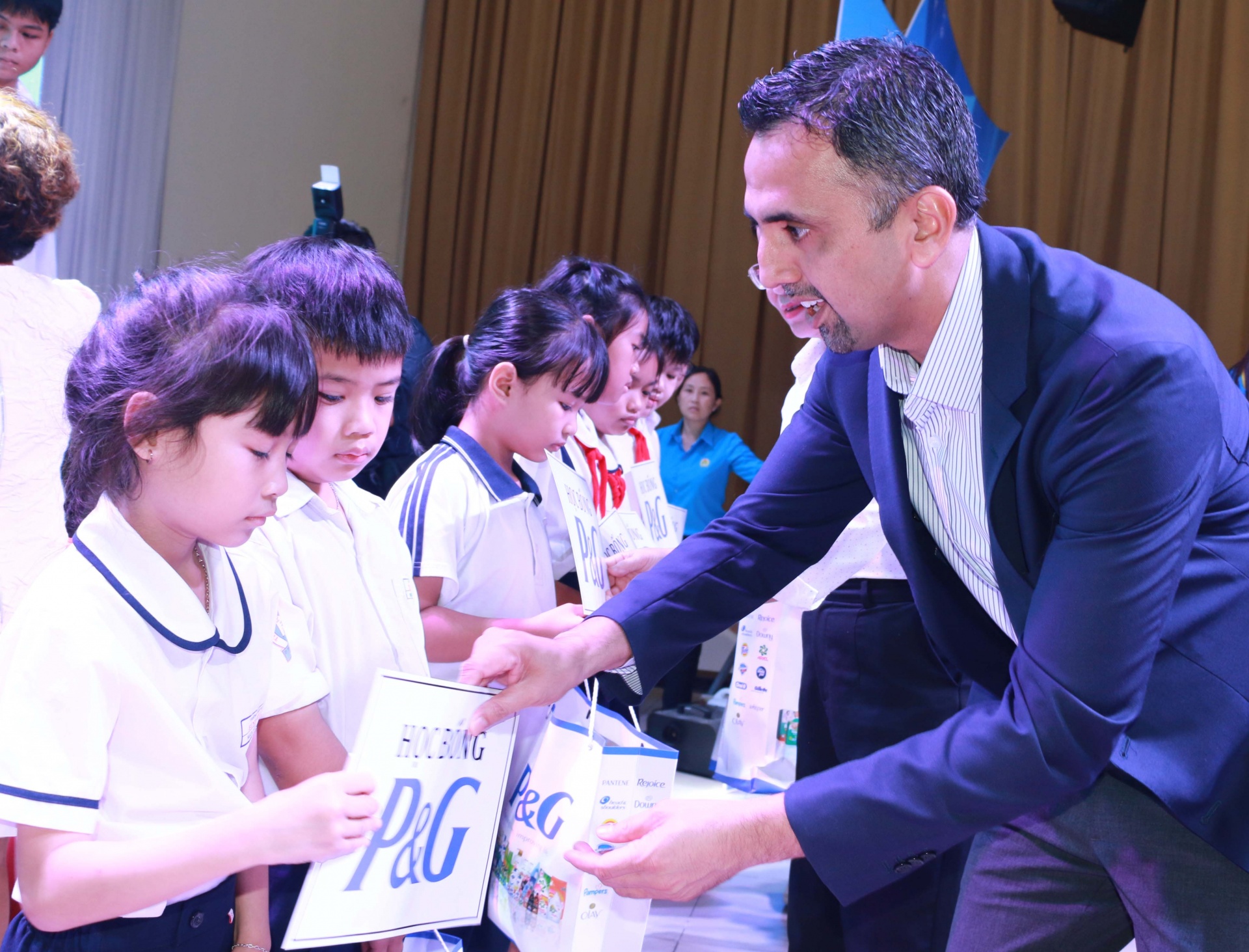 Công đoàn Bình Dương tiếp tục nhiều hoạt động chăm lo cho con công nhân đến trường Công đoàn Bình Dương tiếp tục nhiều hoạt động chăm lo cho con công nhân đến trường