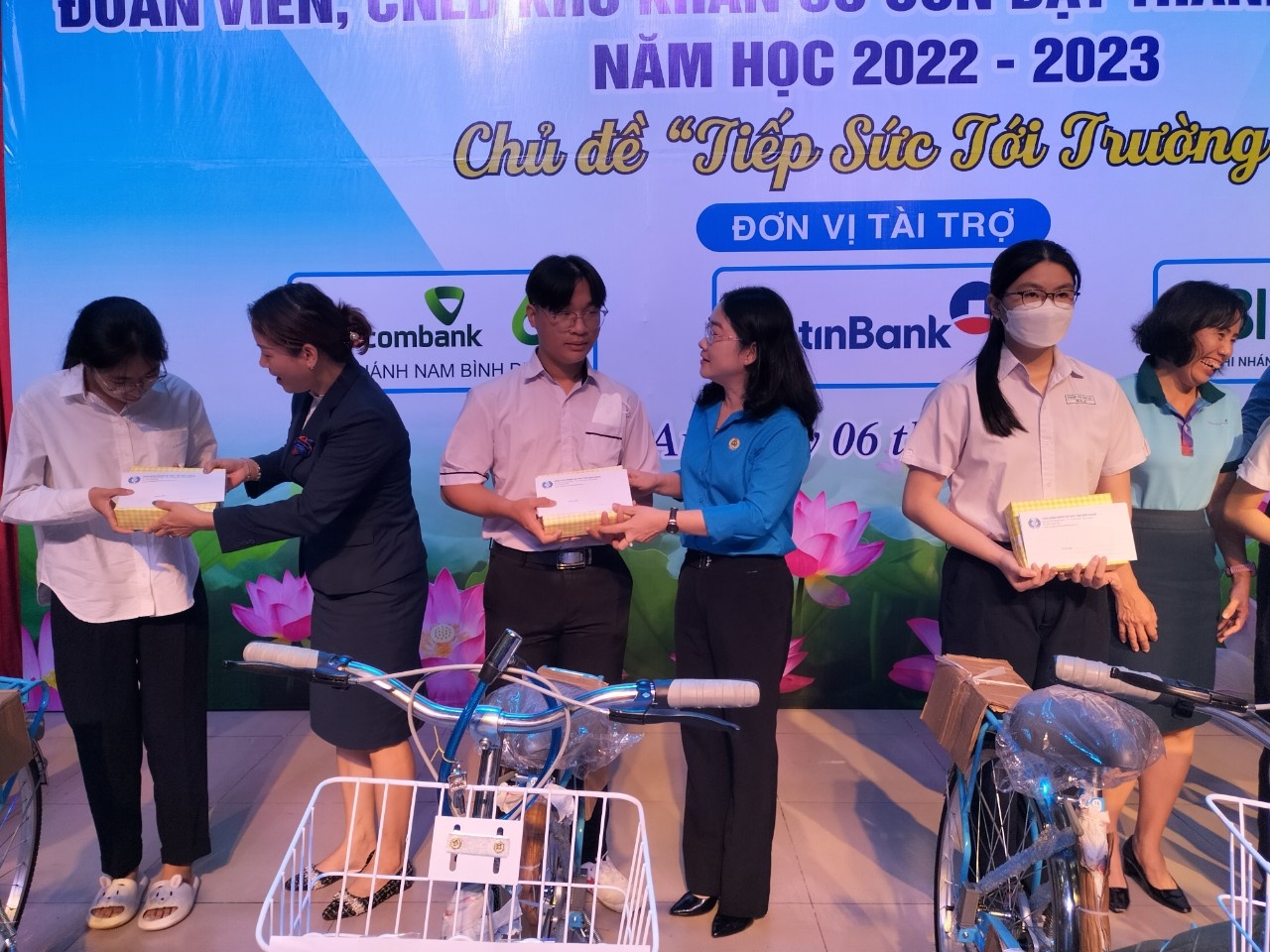 Công đoàn Bình Dương tiếp tục nhiều hoạt động chăm lo cho con công nhân đến trường Công đoàn Bình Dương tiếp tục nhiều hoạt động chăm lo cho con công nhân đến trường