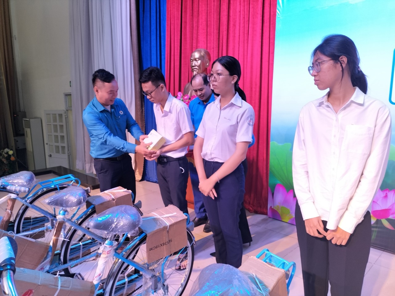 Công đoàn Bình Dương tiếp tục nhiều hoạt động chăm lo cho con công nhân đến trường Công đoàn Bình Dương tiếp tục nhiều hoạt động chăm lo cho con công nhân đến trường