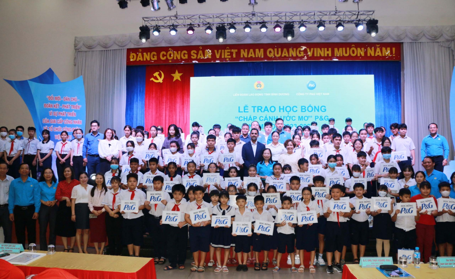 Công đoàn Bình Dương tiếp tục nhiều hoạt động chăm lo cho con công nhân đến trường Công đoàn Bình Dương tiếp tục nhiều hoạt động chăm lo cho con công nhân đến trường